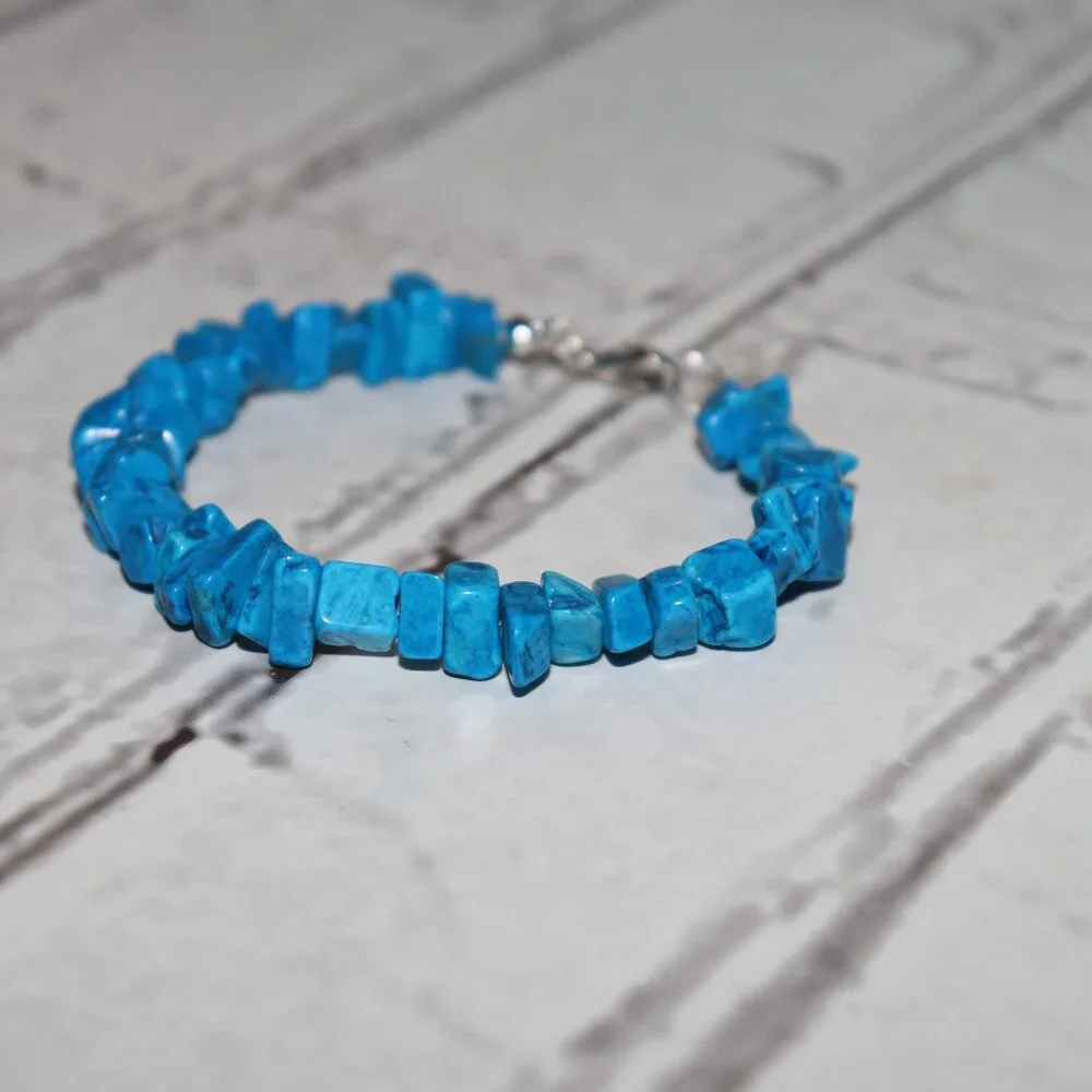 NWOT Turquoise Blue Howlite beaded natural stone bracelet 7.5